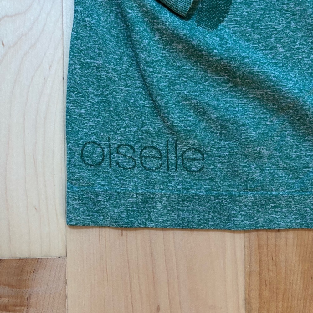 Oiselle Flyte Long Sleeve Seamless Active Shirt w/Thumbholes in Shelly Green - Picture 4 of 9